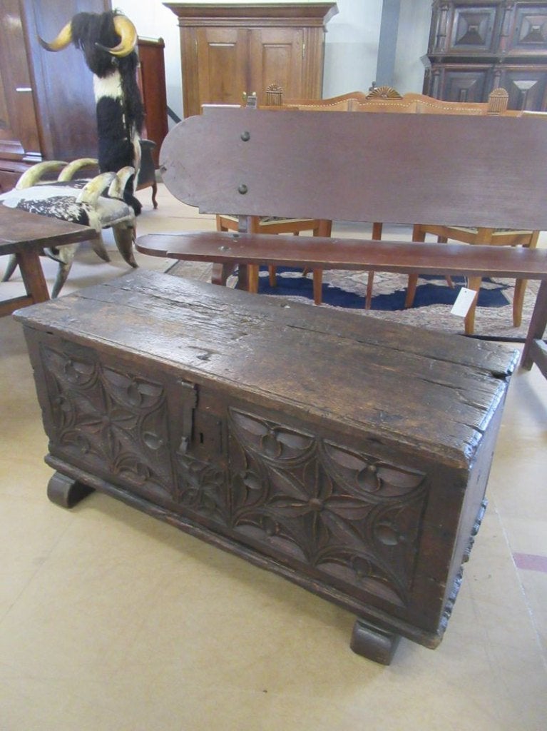 Oer 11756 ANTIEKE 500 jaar oude Spaanse kist met snijwerk, Ophalen