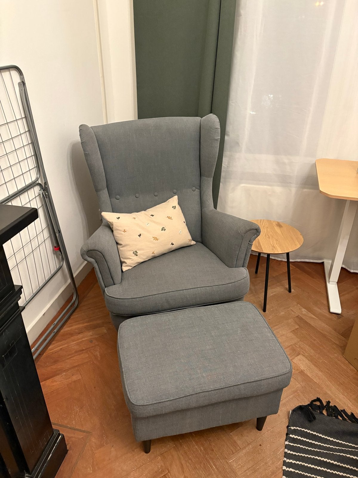 Ikea Strandmon fauteuil met hocker - zo goed als nieuw, Huis en Inrichting, Ophalen of Verzenden, Zo goed als nieuw, Stof