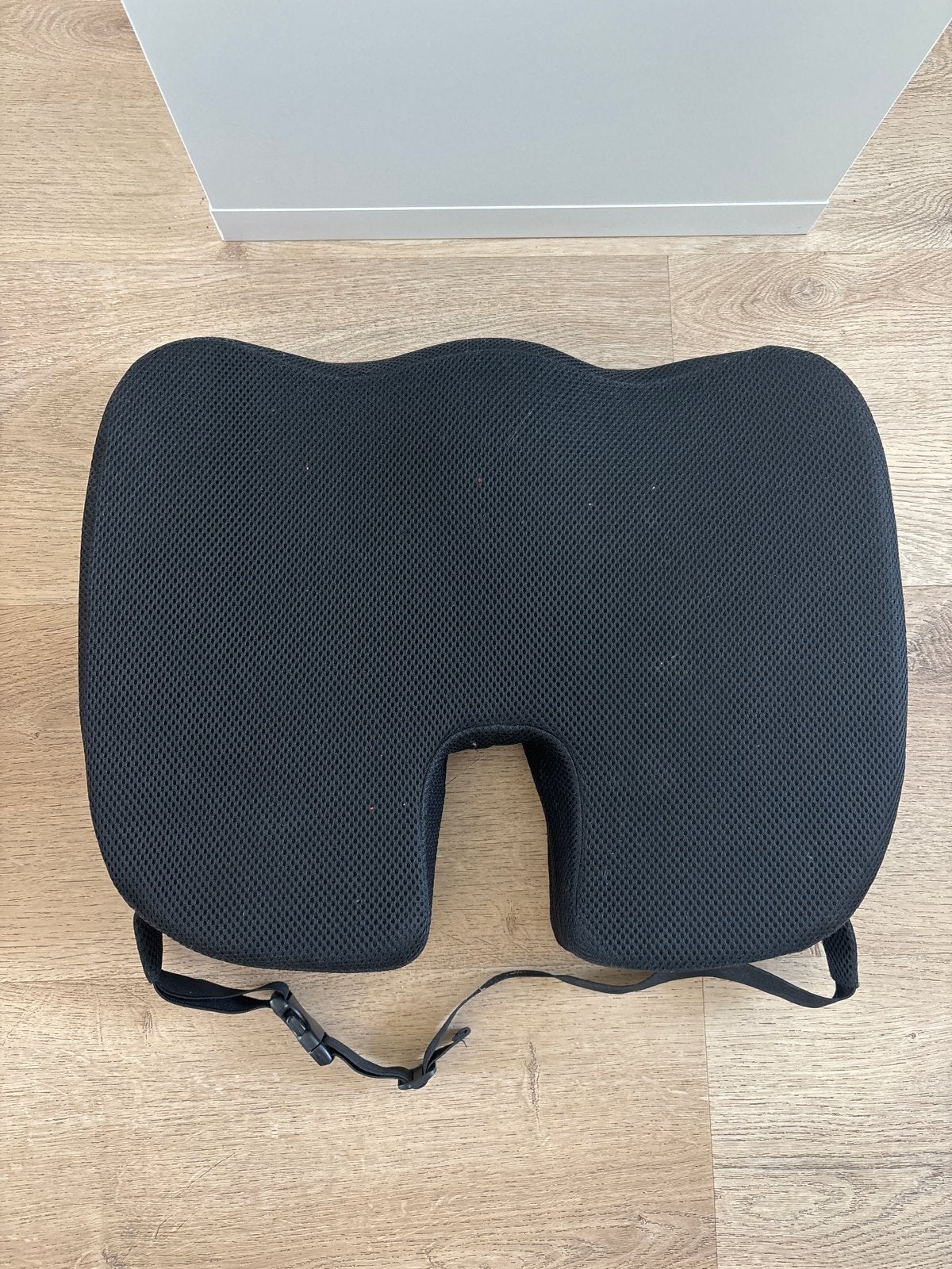 COMFYCENTRE Orthopedisch Zitkussen - Stuit- en Bekkenkussen, Ophalen, Zo goed als nieuw, Zwart, Stof