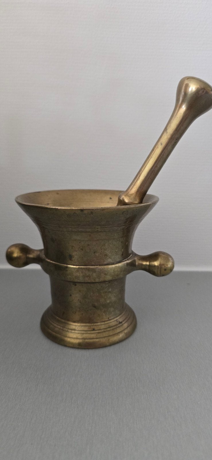 Zware geel koperen vijzel met stamper uit de 19e eeuw., Antiek en Kunst, Antiek | Koper en Brons, Ophalen of Verzenden