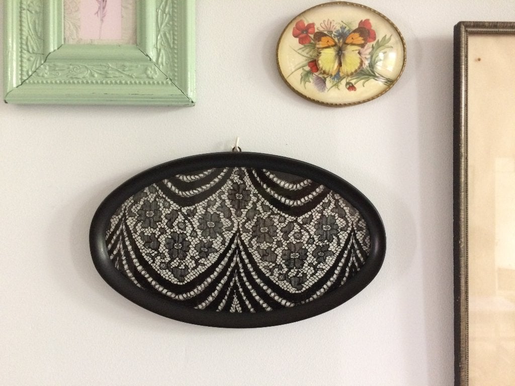 Antiek kant, ingelijst kantje, zwart ovaal lijstje, Art Deco, Ophalen of Verzenden