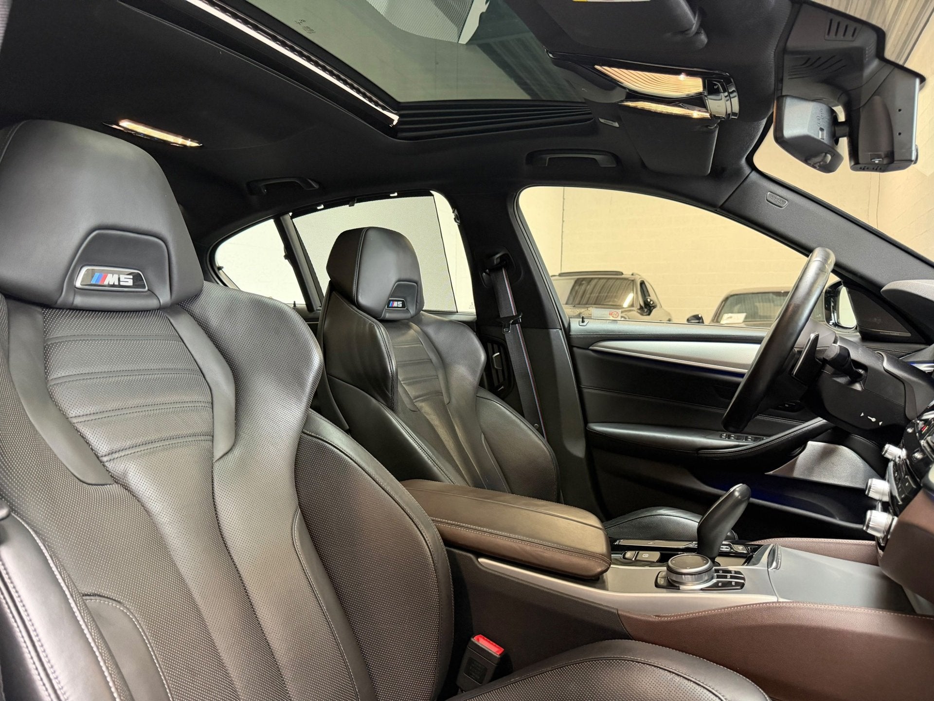 BMW 5-serie 540i High Executive - M PAKKET - ACHTERWIEL AANG, Auto's, Automaat, Gebruikt, 2000 kg, Leder