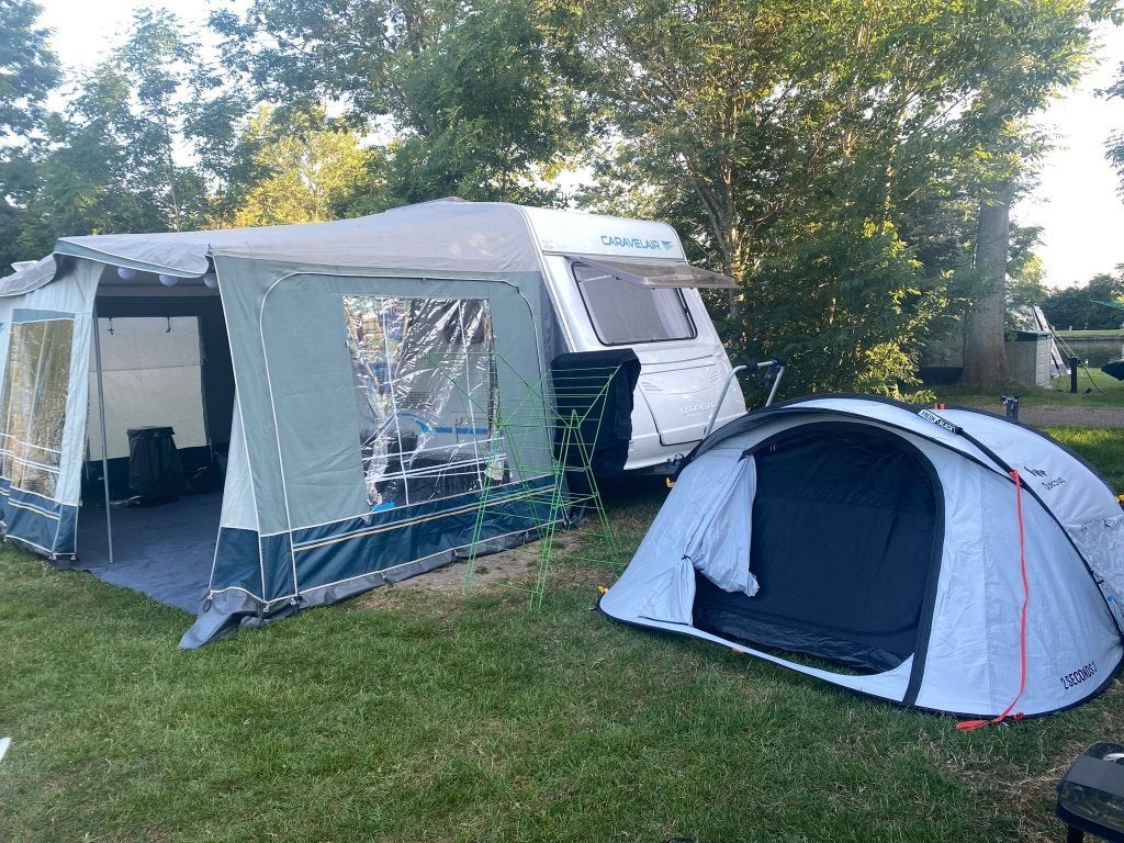 Complete Caravelair A4009 (2002) | Stalling in Spanje, Caravans en Kamperen, Vast bed, 750 - 1000 kg, Particulier, Caravelair