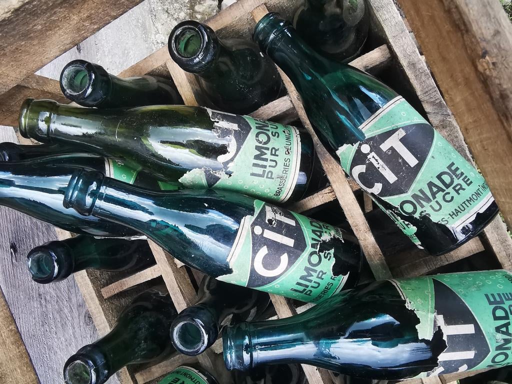 Oude krat met 20 flessen limonade deels met etiket Miekje, Ophalen