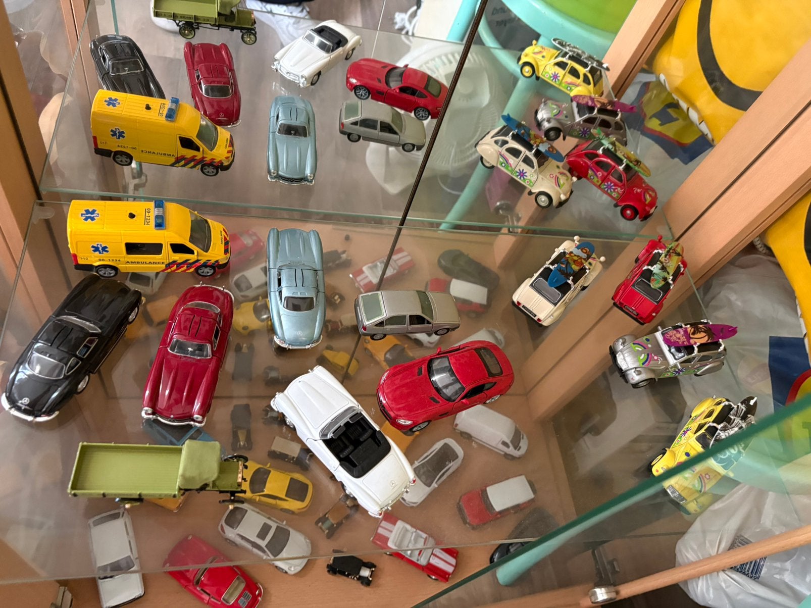 Vitrinekast met autotjes, Ophalen of Verzenden, Zo goed als nieuw