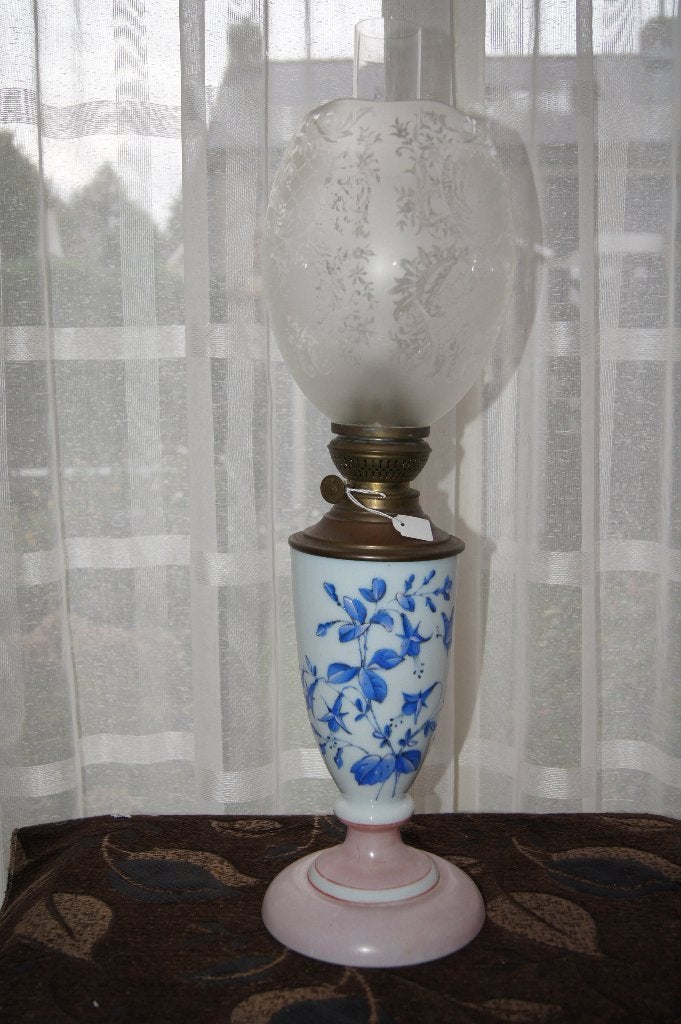 Antieke olielamp met blauw bloemmotief en glazen kap, Ophalen of Verzenden