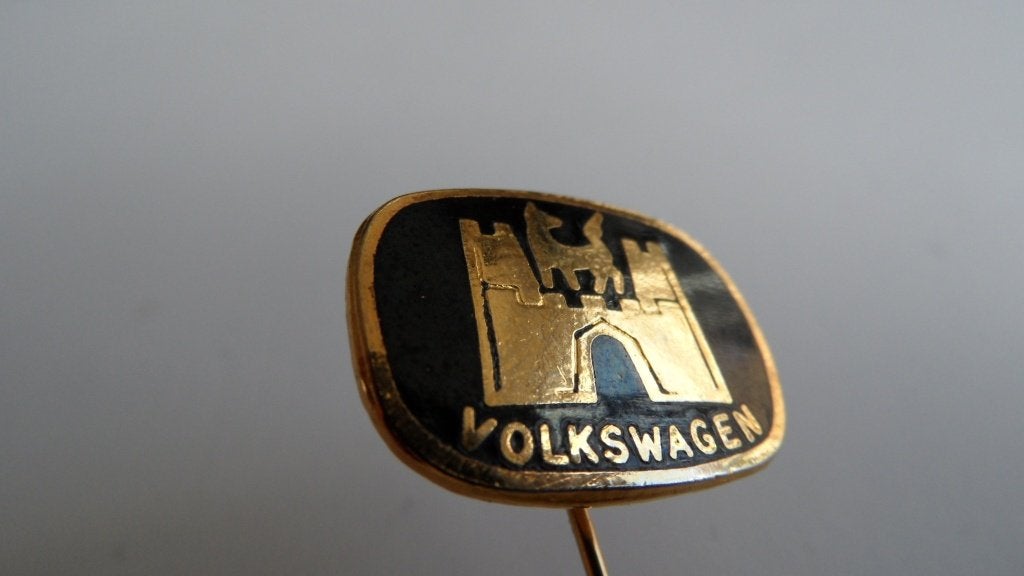 Volkswagen autofabriek Wolfsburg speld, geëmailleerd, Verzenden, Gebruikt, Merk, Speldje of Pin