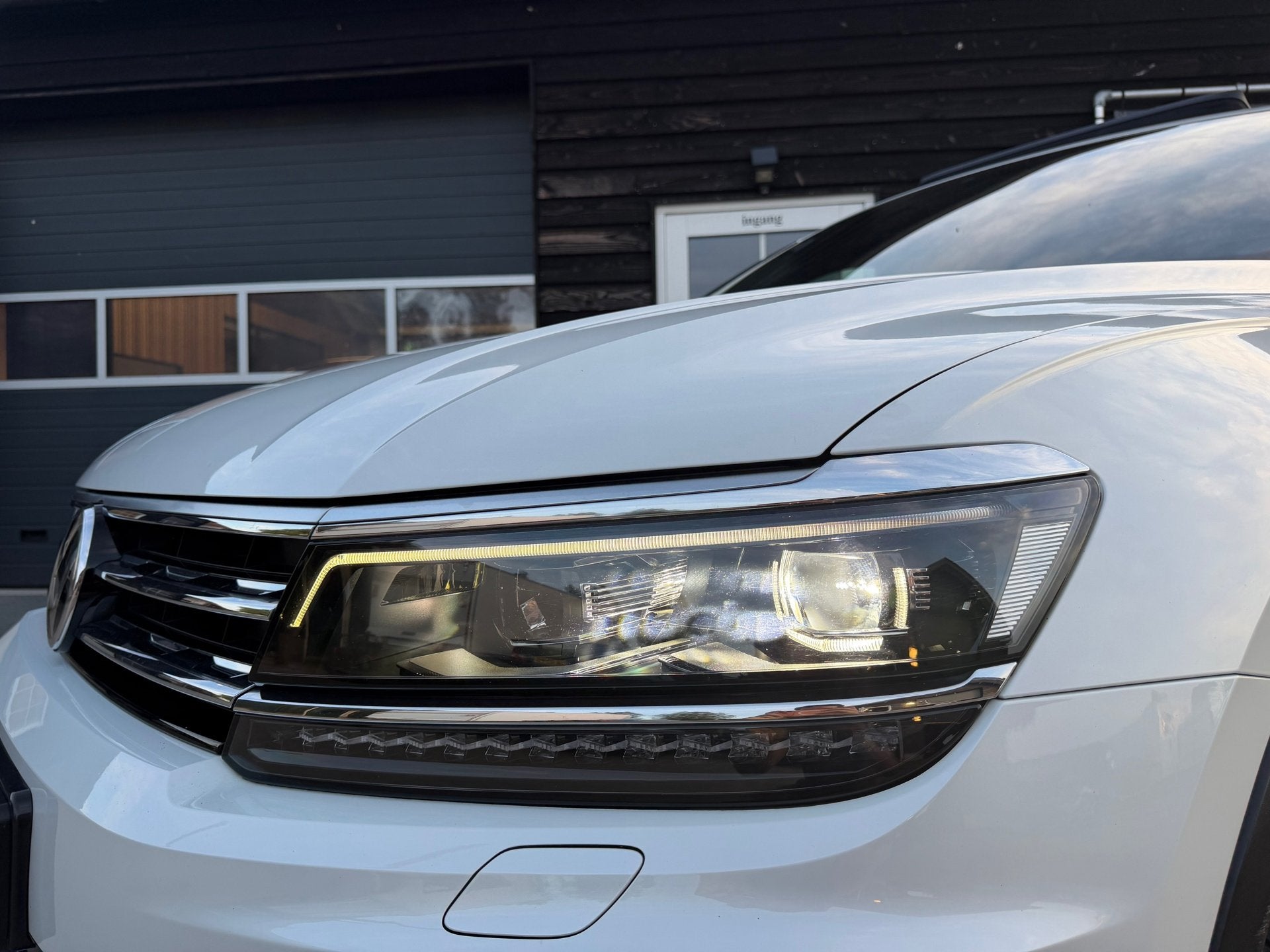 Volkswagen Tiguan 2.0 TSI 4Motion 3X R Line Pano Leder, Auto's, Automaat, Dealer onderhouden, Gebruikt, 4 cilinders