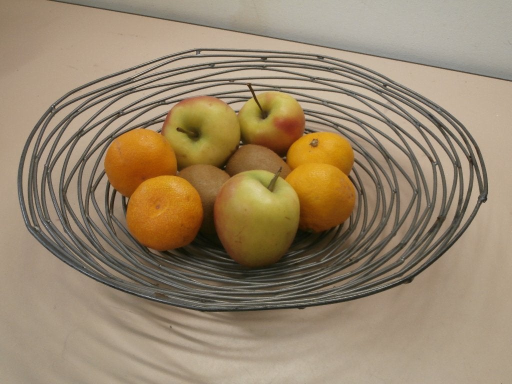 Fruitmand vervaardigd van draad, Overige materialen, Gebruikt, Schaal, Rond