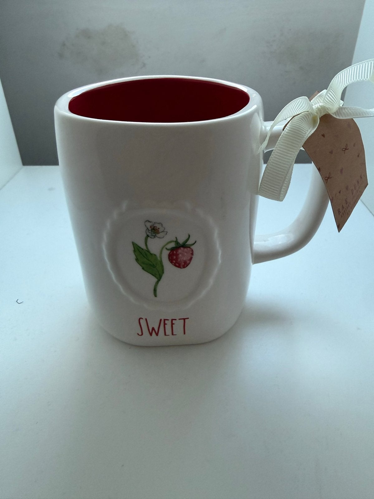 Rae Dunn "Sweet" mok met aardbei design, Overige typen, Nieuw, Ophalen of Verzenden, Steen/keramiek