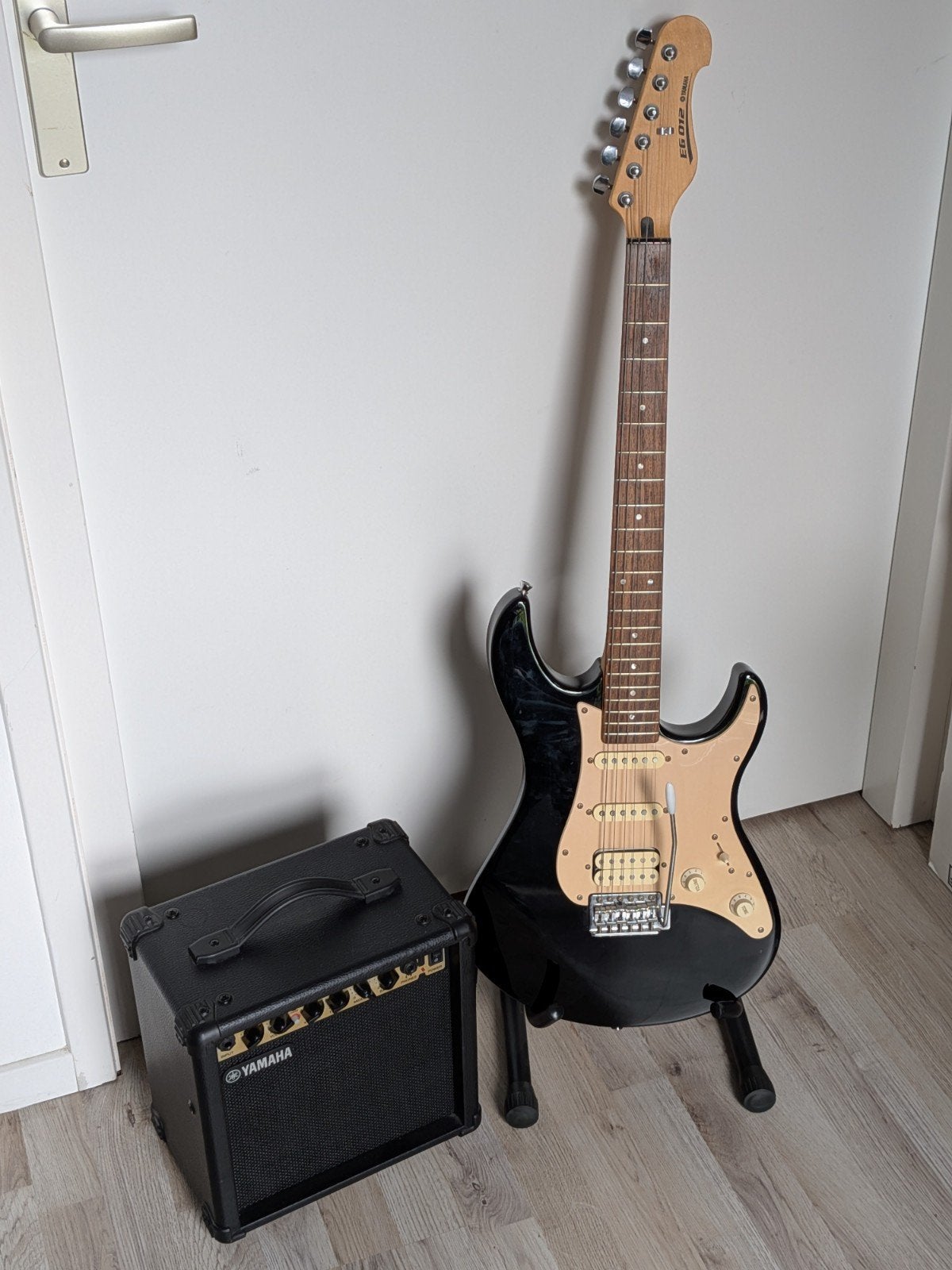 Yamaha Pacifica 012 elektrische gitaar met versterker, Muziek en Instrumenten, Met versterker, Zo goed als nieuw, Solid body, Ophalen