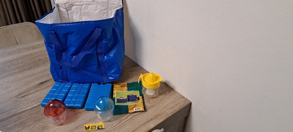 te koop blauw gele koeltas met aantal dingen erbij 35x20x35, Ophalen of Verzenden, Nieuw, Koeltas, Koelelement