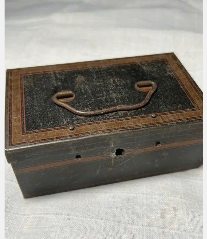 Oud metalen antiek geldkistje, Huis en Inrichting, Woonaccessoires | Kisten, Minder dan 50 cm, Gebruikt, Minder dan 50 cm, Ophalen of Verzenden