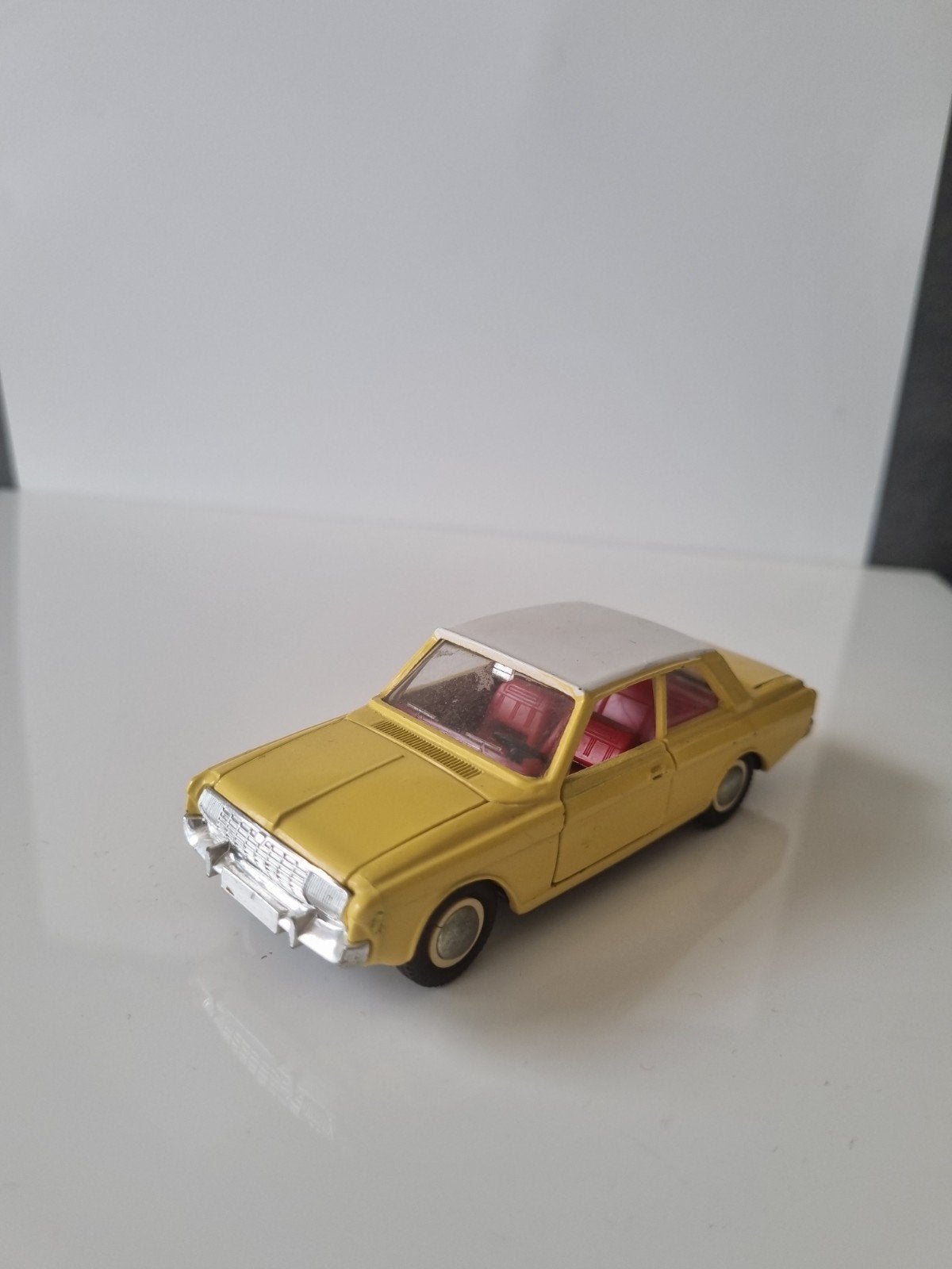 dinky toys, Hobby en Vrije tijd, Modelauto's | 1:43, Ophalen of Verzenden, Gebruikt, Auto, Dinky Toys
