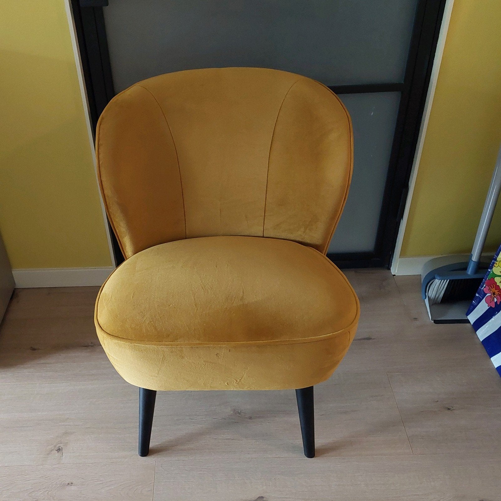 WOOOD Sara fauteuil fluweel oker, afhalen Harlingen, Huis en Inrichting, Fauteuils, Ophalen, Zo goed als nieuw