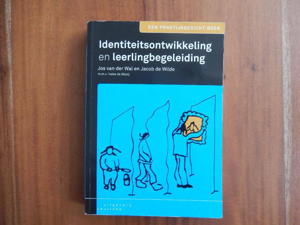 Identiteitsontwikkeling en leerlingbegeleiding - Jos vd Wal, Jos van der Wal, Jacob de Wilde mmv. Ineke de Mooij, Zo goed als nieuw