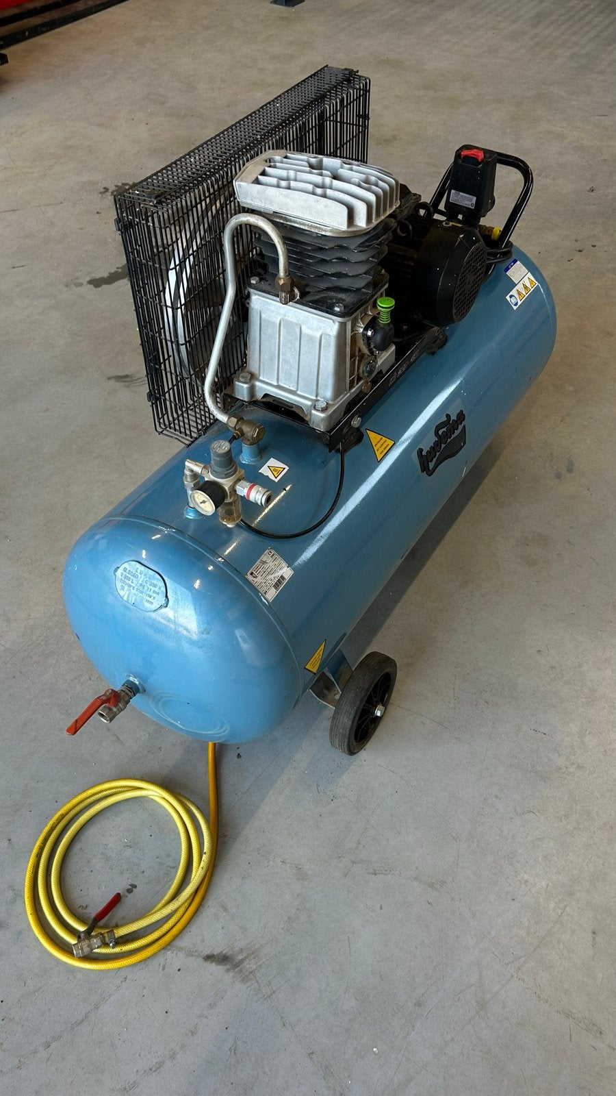 Huvema Compressor 200Liter Krachtstroom, Doe-het-zelf en Verbouw, Compressors, Ophalen, Gebruikt, 400 tot 800 liter/min, Mobiel