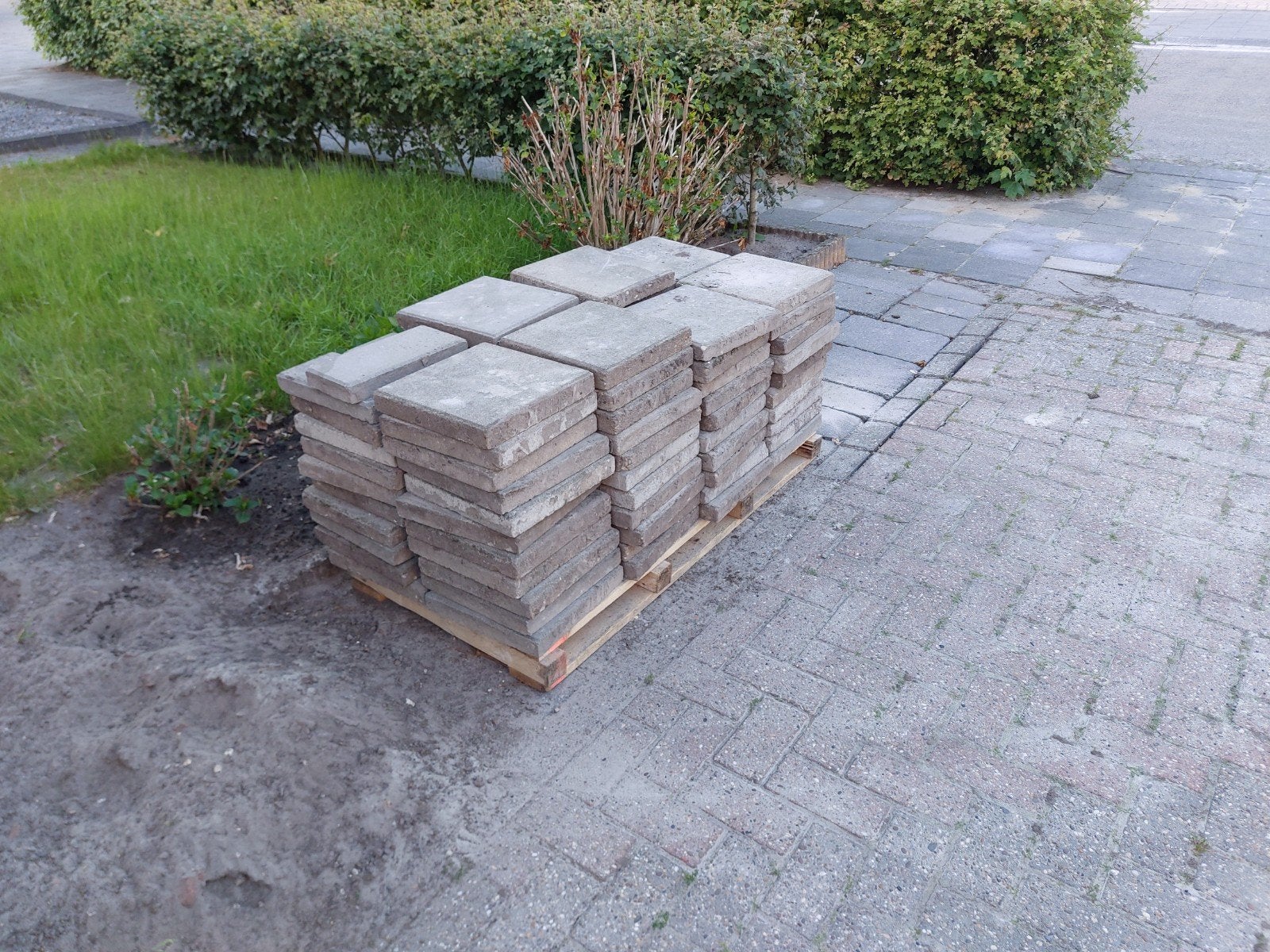 Ze zijn inmiddels weg. 82 gebruikte terrastegels, Tuin en Terras, Tegels en Klinkers, Ophalen