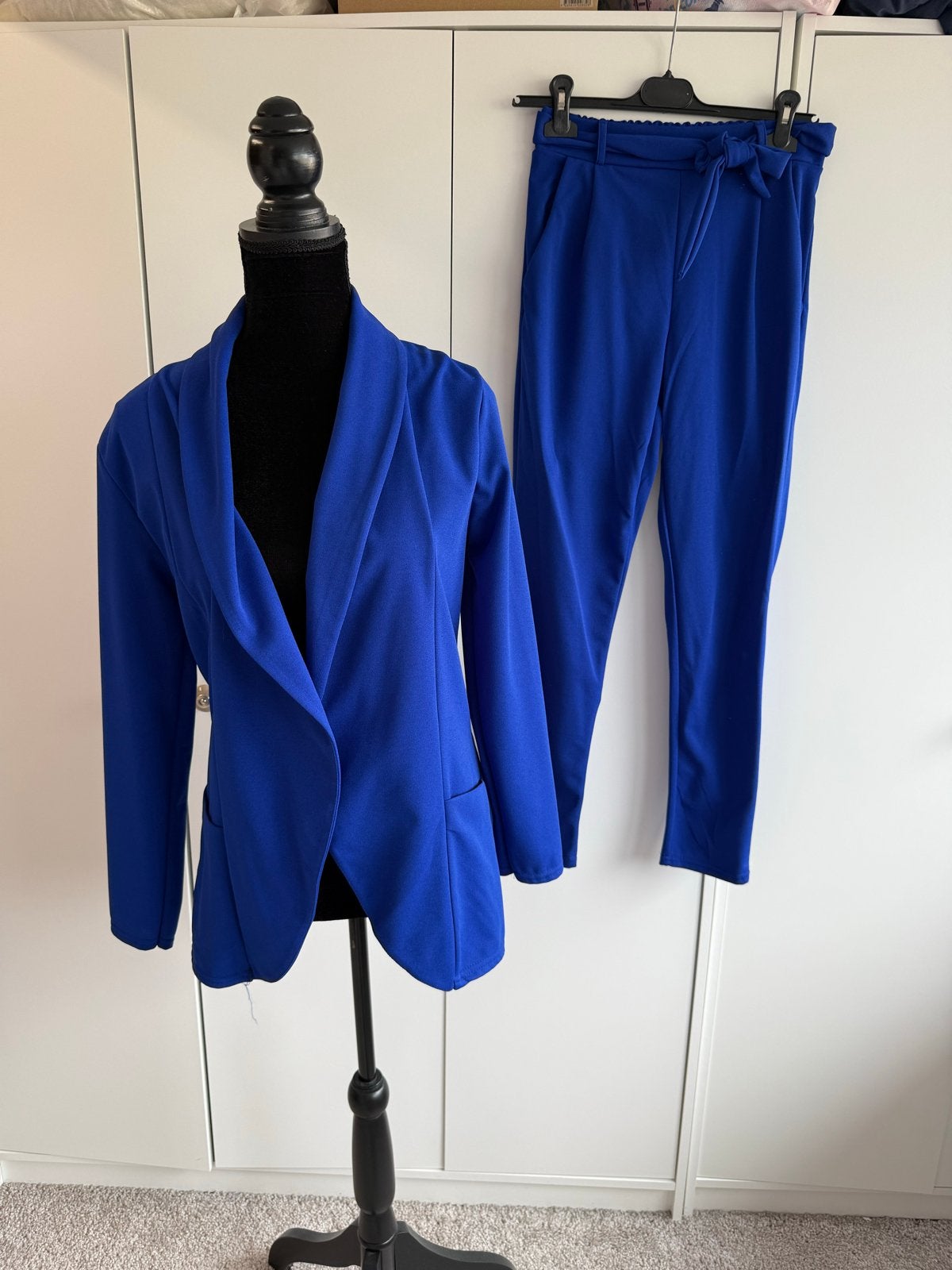Blauw pak - jasje en broek - maat M/L, Kleding | Dames, Maat 38/40 (M), Kostuum of Pak, Blauw, Ophalen of Verzenden