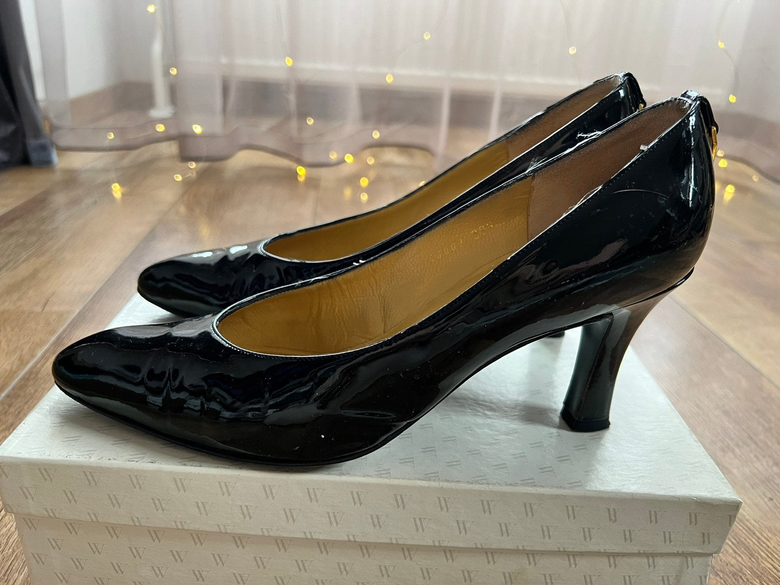 Linea Wallys dames pumps maat 39,5 – zwart lakleer, gouden, Ophalen of Verzenden, Zo goed als nieuw, Zwart