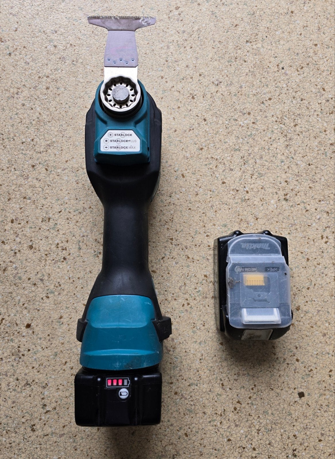 Makita Multitool DTM51Z 18V met 5.0Ah accu, Ophalen of Verzenden, Zo goed als nieuw, Multitool, Makita