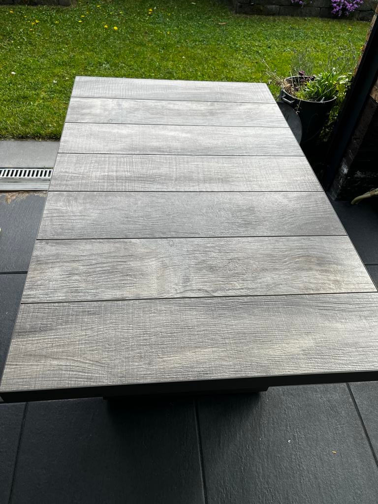 Moderne tuintafel met houtlook blad en metalen onderstel, Ophalen, Zo goed als nieuw, Rechthoekig, Metaal