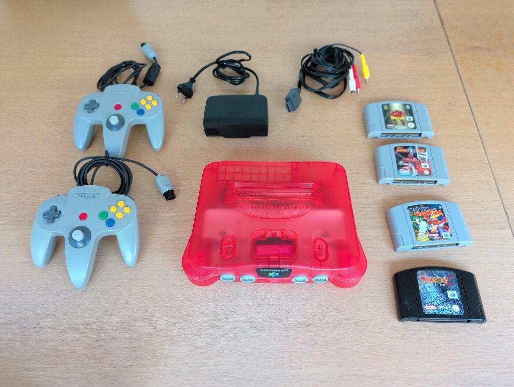Cherry red N64 Console with 2 controllers and 4 games, Spelcomputers en Games, Ophalen of Verzenden, Zo goed als nieuw, Met 2 controllers