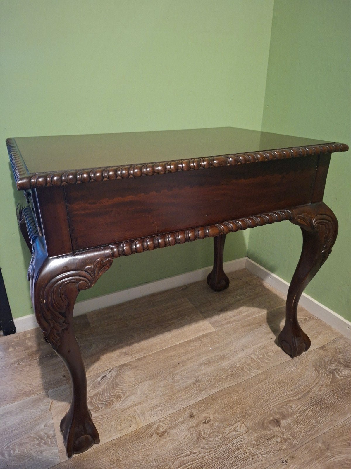 Notenhouten bijzettafel met leeuwenpoten Toen was geluk, Ophalen of Verzenden