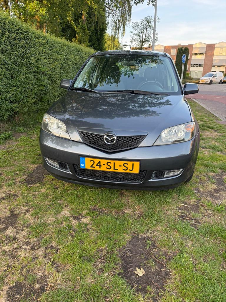 Mazda 2 1.4 16V 2006 Grijs, Auto's, Voorwielaandrijving, 15 km/l, 40 €/maand, 4 cilinders