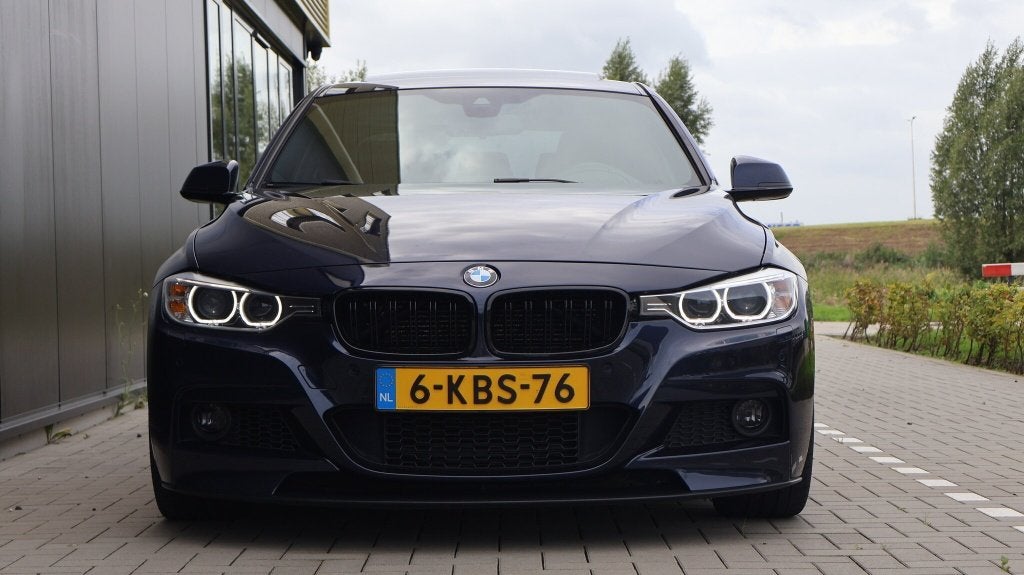 BMW 335i F30 AH3 | M-Pakket | Pano | HUD | HK | NL Auto, Auto's, Automaat, Achterwielaandrijving, Zwart, 6 cilinders