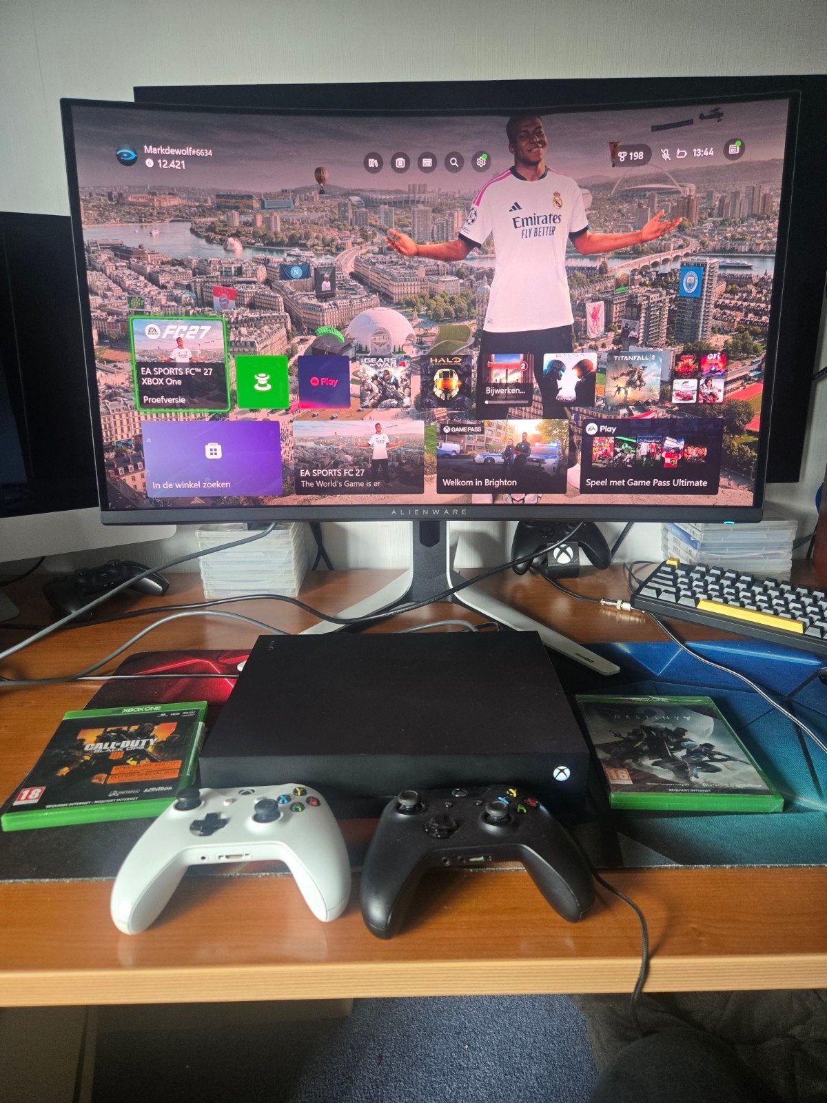 Xbox One X 1TB met 2 controllers en 2 games, Met games, Met 2 controllers, Ophalen of Verzenden, Zo goed als nieuw