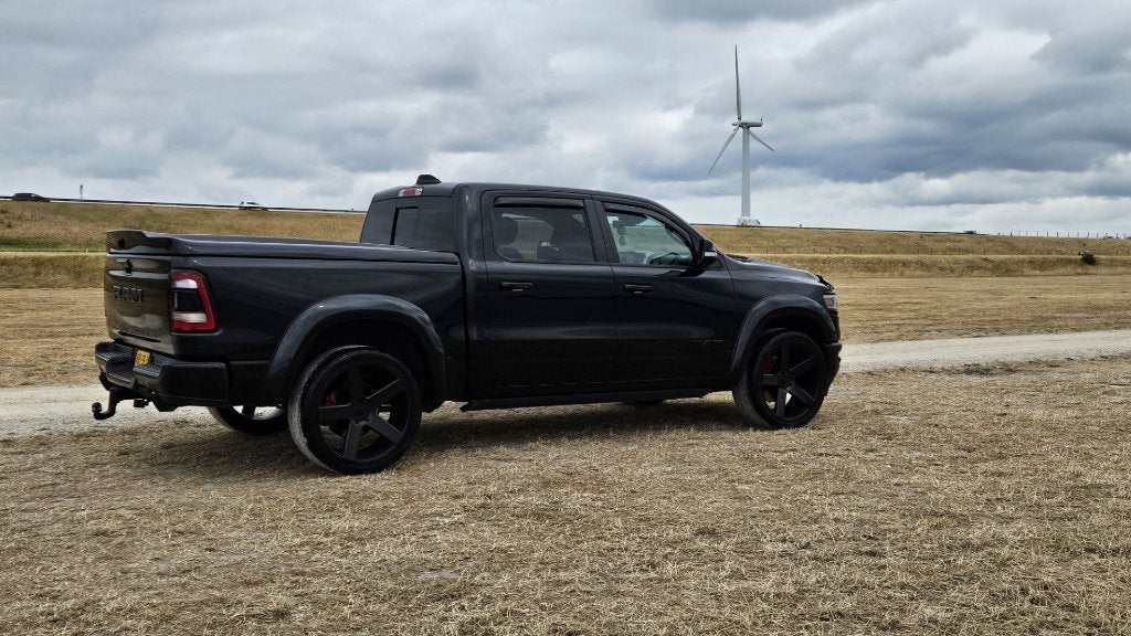 Dodge Ram 1500, 5.7 V8 4x4 Crew Cab Limited Night, Auto's, Dodge, Zwart, Zwart, Leder, BTW verrekenbaar