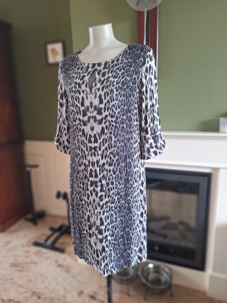 Giovane zijde look grijze panter print jurk NL 40 gevoerd, Kleding | Dames, Maat 38/40 (M), Verzenden, Zo goed als nieuw, Knielengte