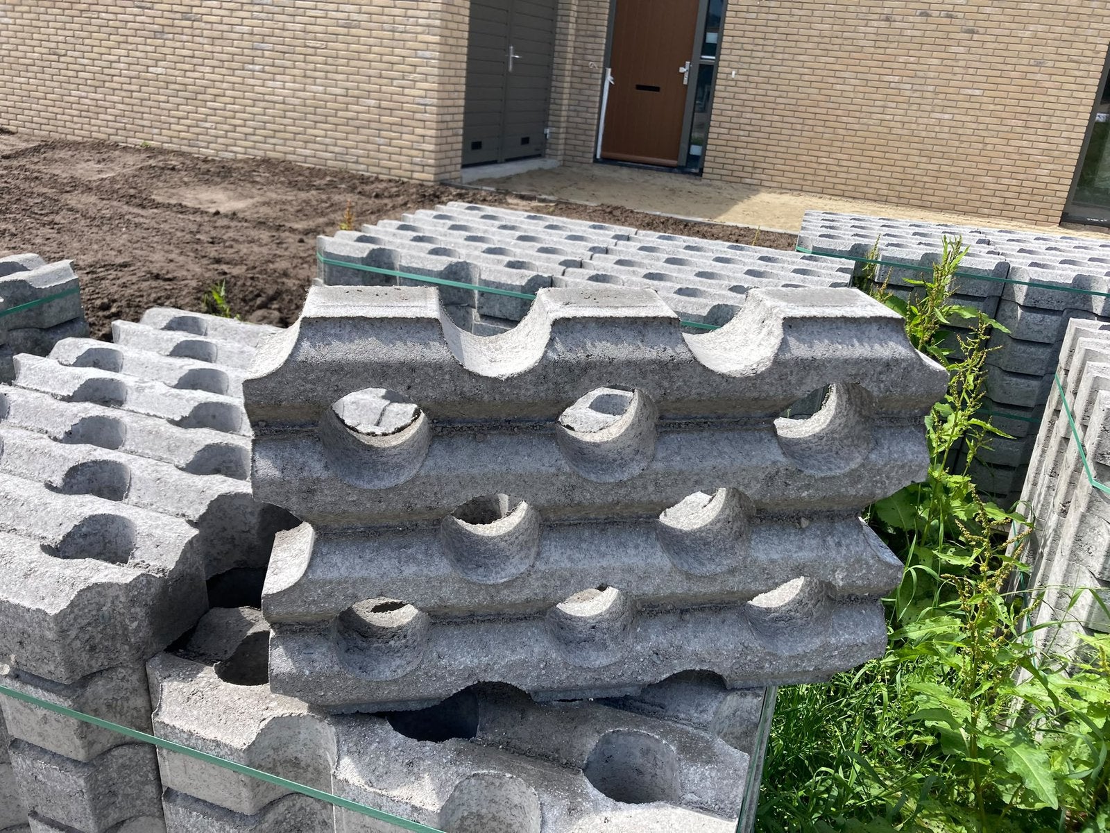 Grasbetontegels 40x60x10 cm grijs +- 24m2, Ophalen, Zo goed als nieuw, Beton, Terrastegels