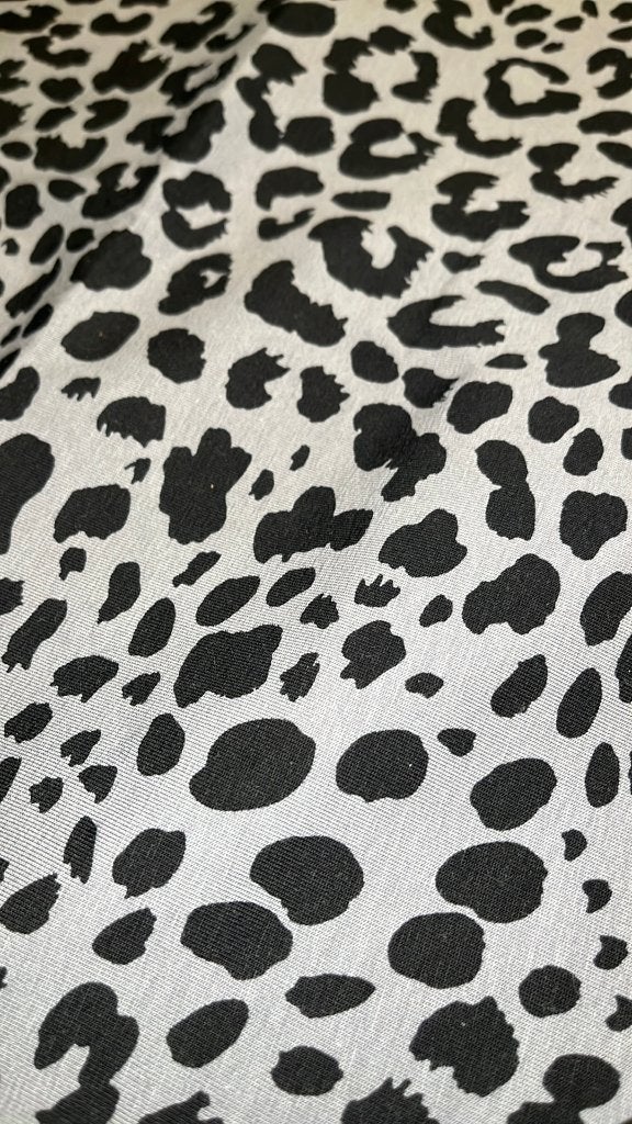 2x 1m tricot grijs zwart panter, Hobby en Vrije tijd, Stoffen en Lappen, 120 cm of meer, Zwart, Ophalen of Verzenden, Katoen