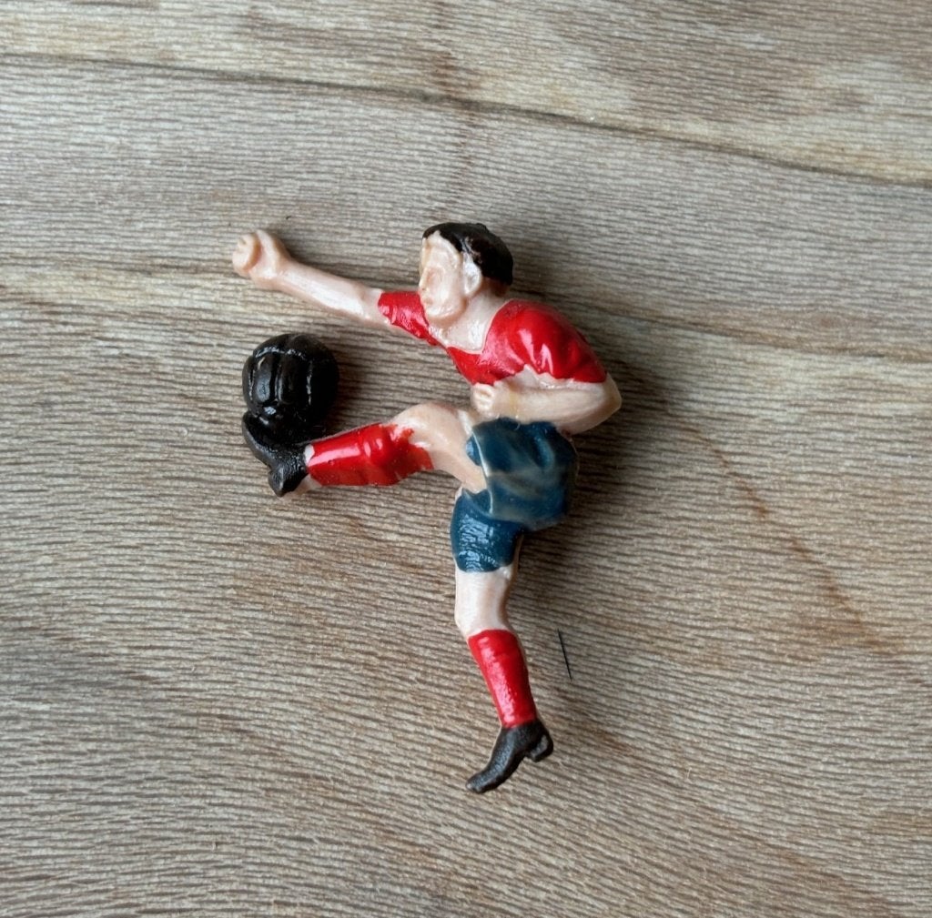 Oud klein speldje voetballer, Verzamelen, Ophalen of Verzenden, Gebruikt, Sport