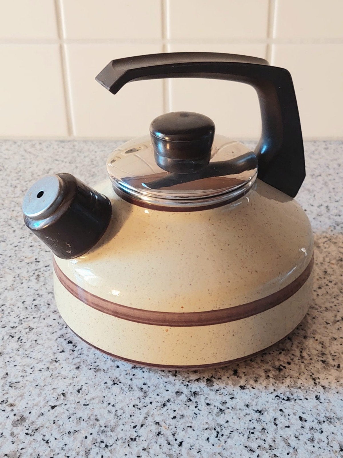 Vintage fluitketel - Crèmekleurig met bruine accenten, Gebruikt, Ophalen of Verzenden, Metaal, Beige