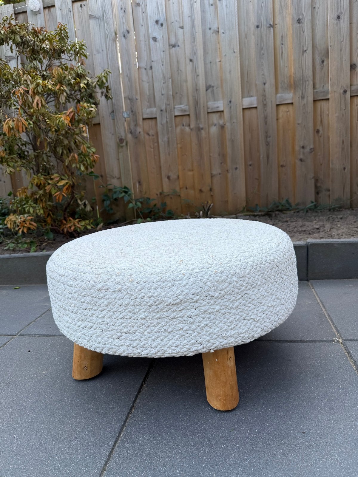 J-Line Poef Wit Touw met Houten Poten, Ophalen, Gebruikt, Rond, Minder dan 50 cm