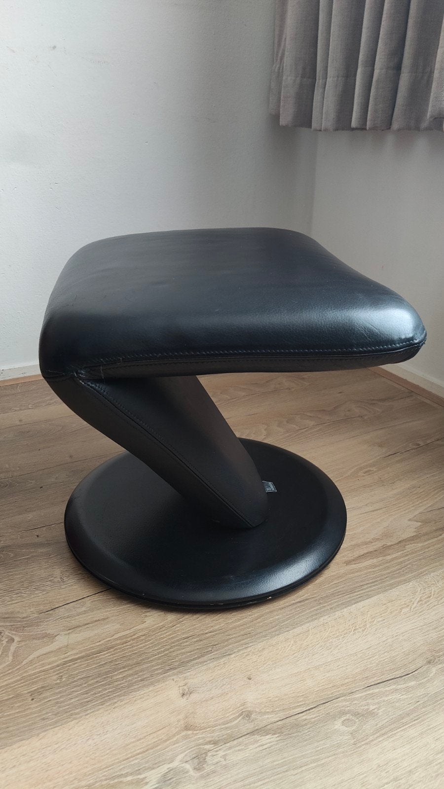 Leolux Z-vorm voetenbank hocker zwart leer, Ophalen, Minder dan 50 cm, Gebruikt, Minder dan 50 cm