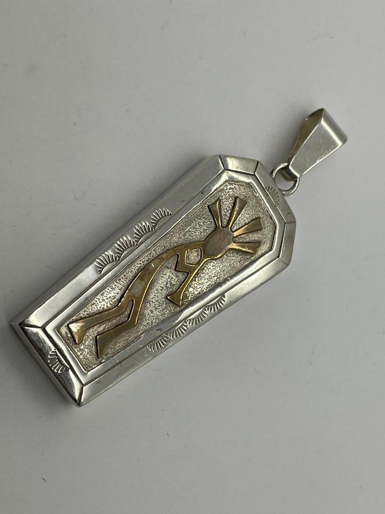 D778 Prachtige zilveren doodskist hanger kokopelli, Overige voorstellingen, Ophalen of Verzenden, X, Goud