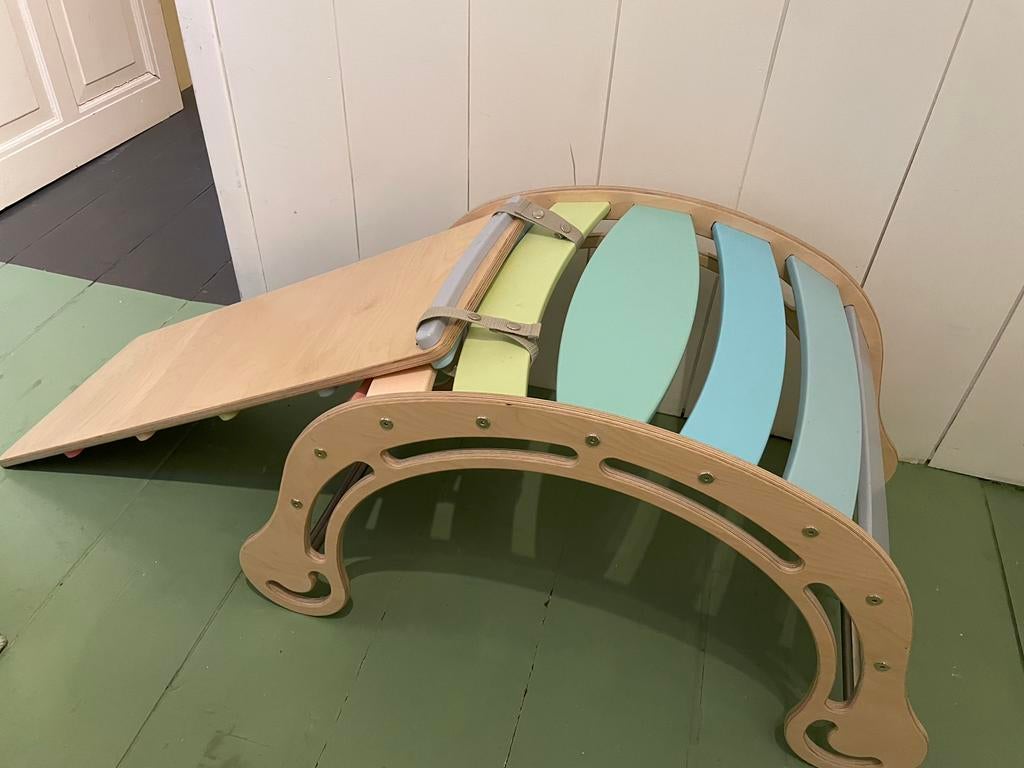 Montessori rocker / klimboog met glijbaan/trap in pastel, Ophalen of Verzenden, Zo goed als nieuw