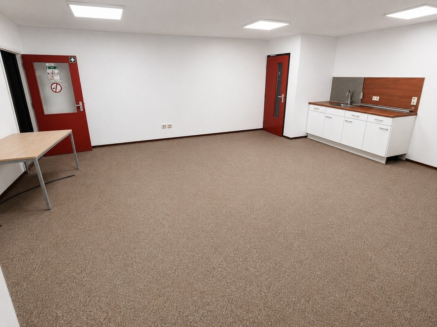 Veelzijdige bedrijfsruimte van ca. 50m2 met eigen keukenblok, Ophalen