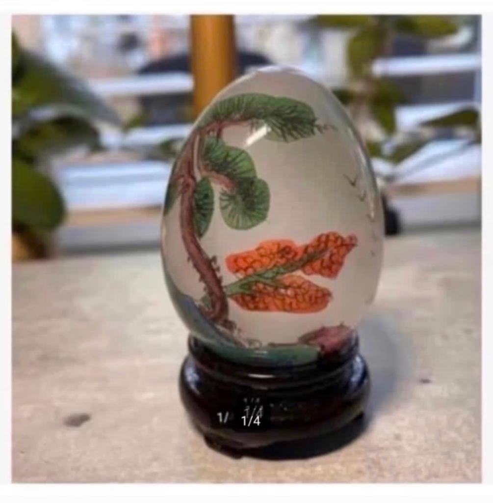 Chinees glazen ei, beschilderd, op houten voet, 6,5 cm, Antiek en Kunst, Curiosa en Brocante, Ophalen of Verzenden
