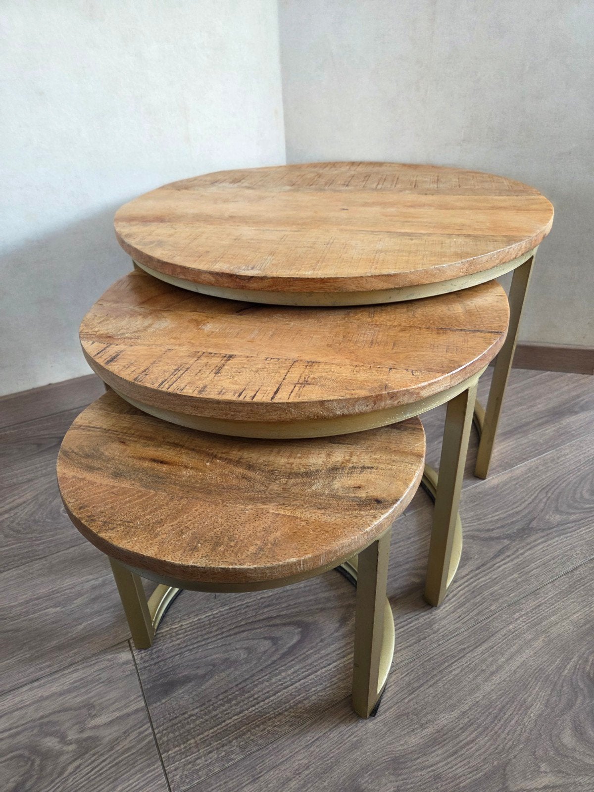 Set van 3 houten bijzettafels – vintage look, Huis en Inrichting, Overige materialen, Gebruikt, Rond, 55 tot 75 cm