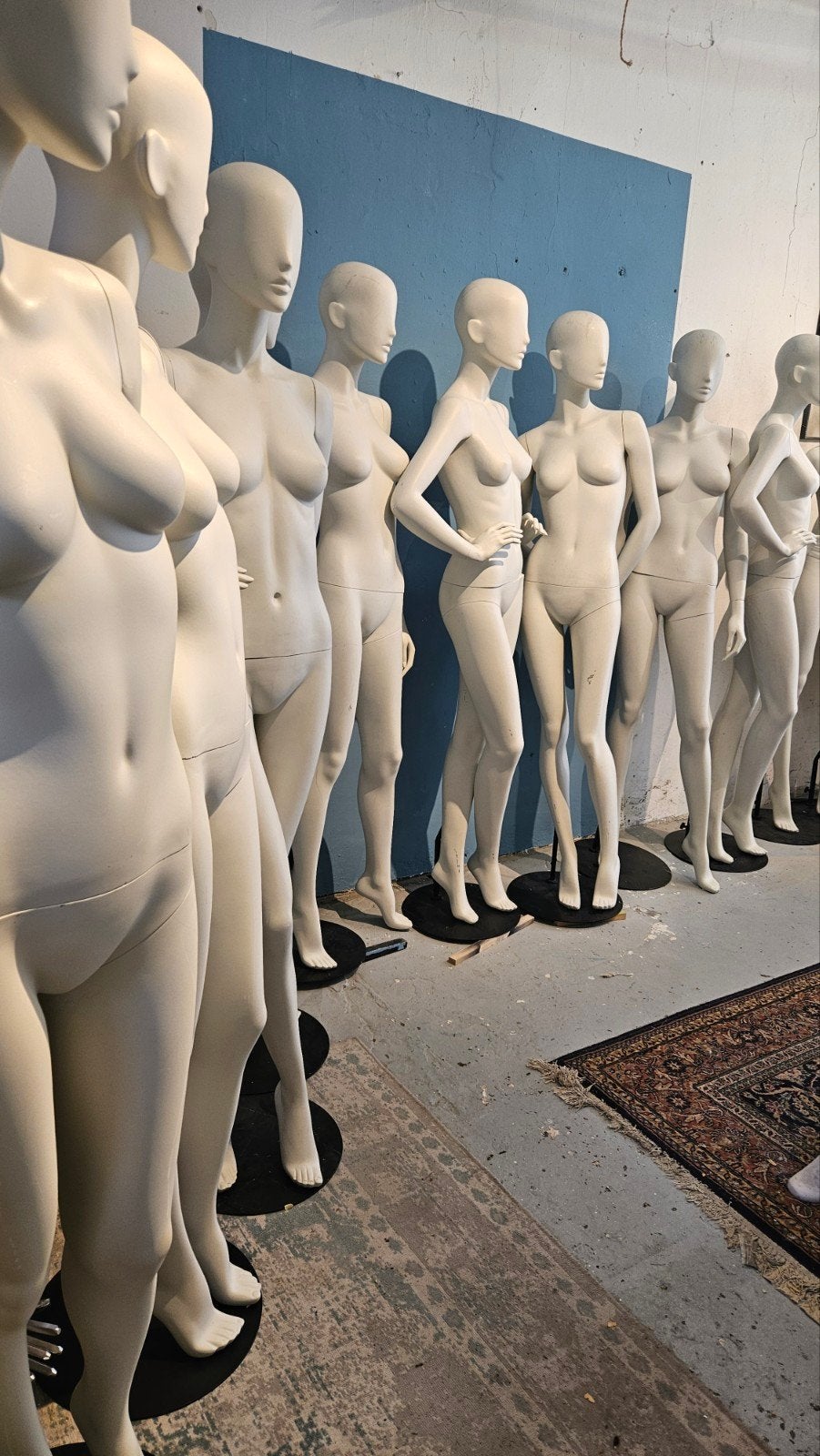 lichtgrijze  dames etalagepoppen paspoppen, Ophalen
