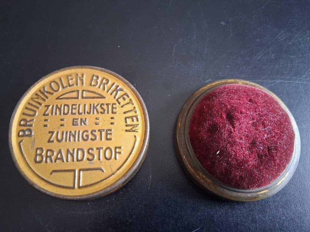Antiek speldendoosje reclame bruinkolen briketten, Ophalen of Verzenden, Gebruikt