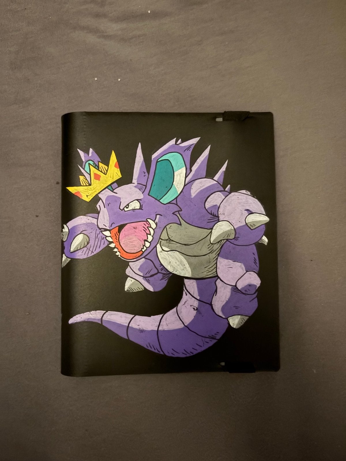 Costum Hand painted binder met Nidoqueen en Nidoking, Ophalen of Verzenden, Gebruikt, Overige typen