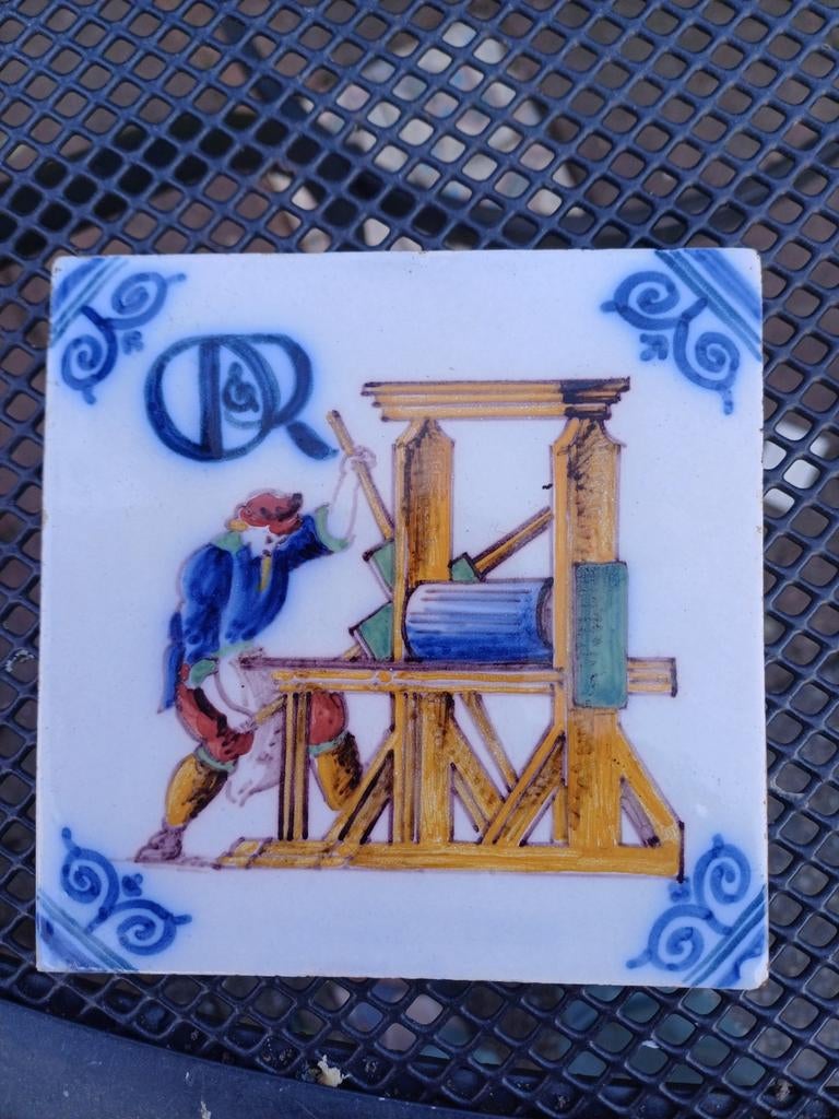 Antieke tegeltje uit Makkum, stroopstoker?, Antiek en Kunst, Ophalen of Verzenden