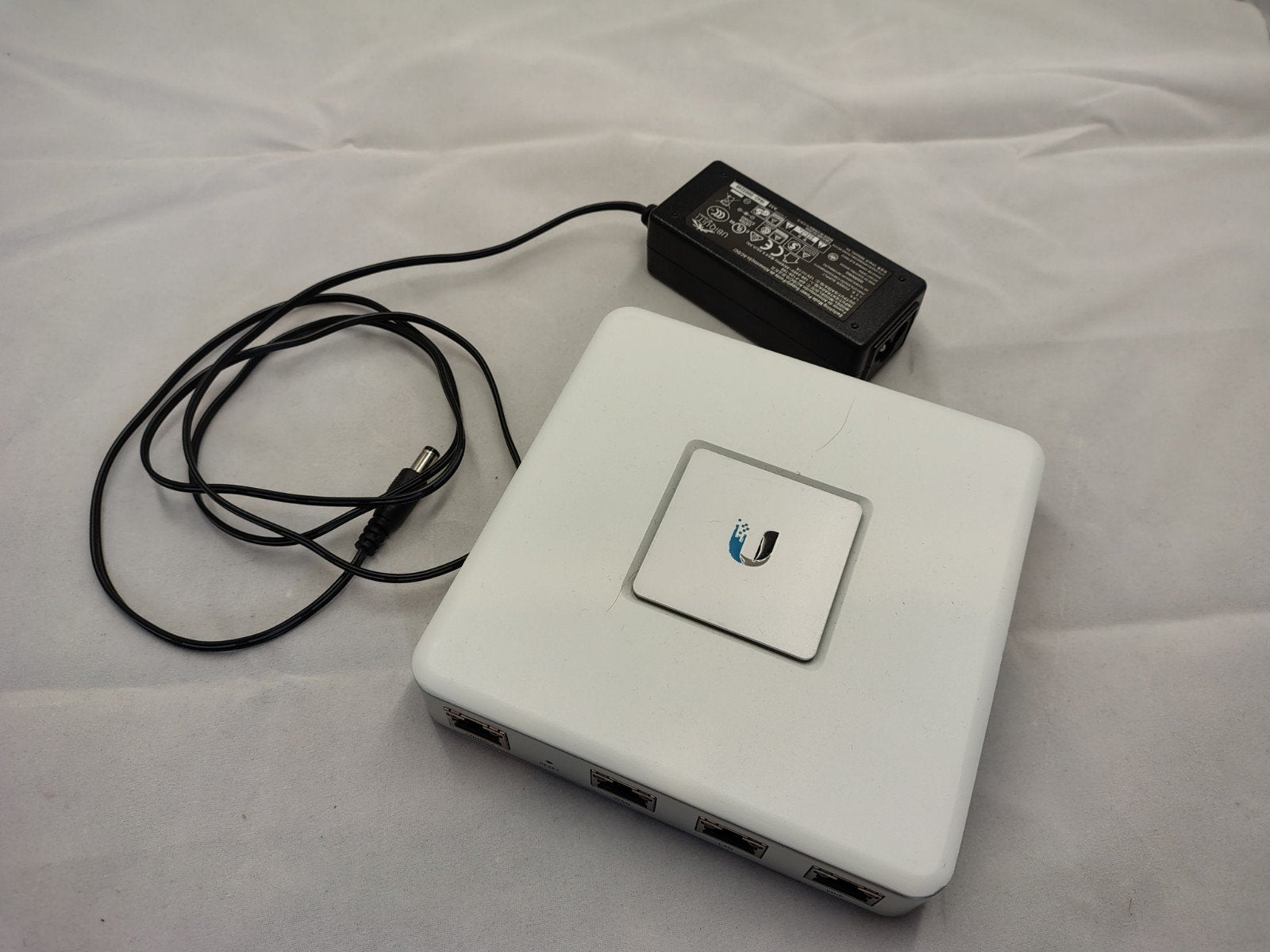 Ubiquiti UniFi Security Gateway (USG) met adapter, Ophalen of Verzenden, Zo goed als nieuw, Router, Ubiquiti UniFi