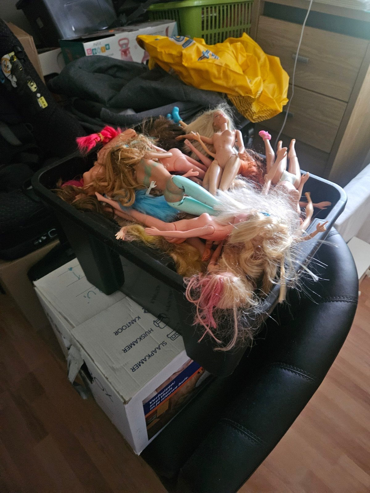Grote bak vol diverse Barbiepoppen (ca. 40 stuks), Kinderen en Baby's, Ophalen